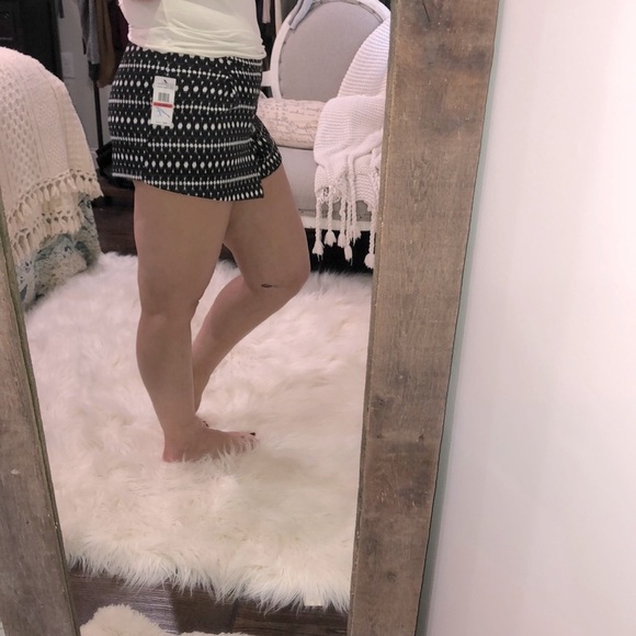 Jessica Simpson size xsmall black & white shorts - Picture 3 of 5